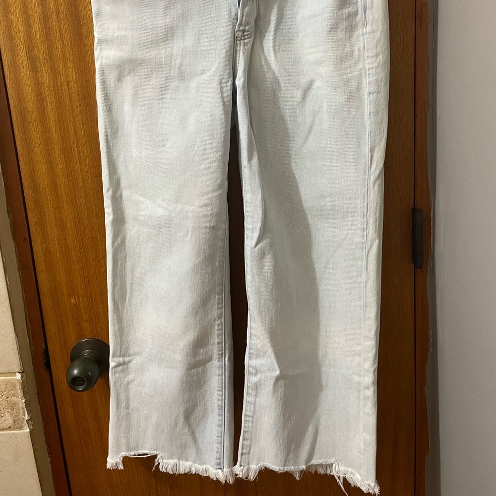 American Eagle crop jean with buttons closure